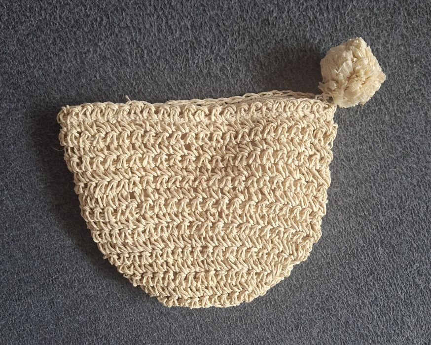 Mała torebka ze słomy typu nerka