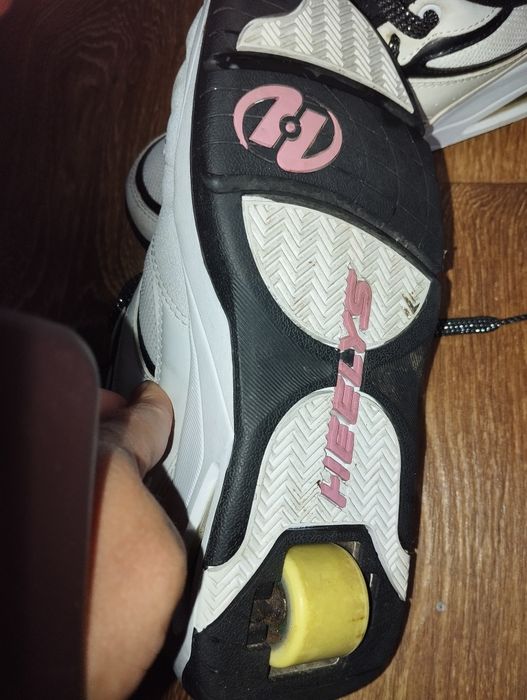 Продаю 2 пари кросівок  з колесом