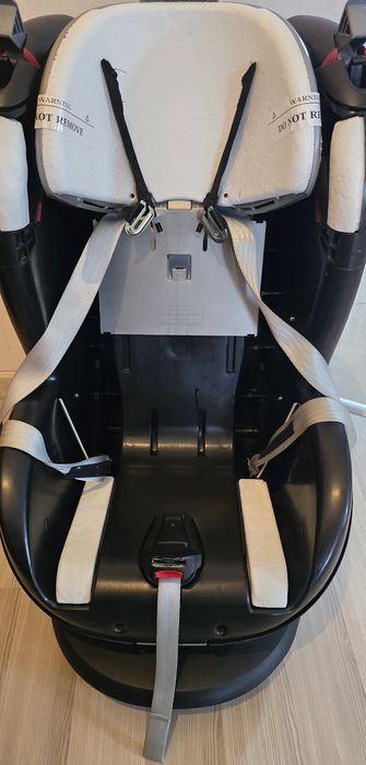 Fotelik Tobi zapinany na pasy. Premium black