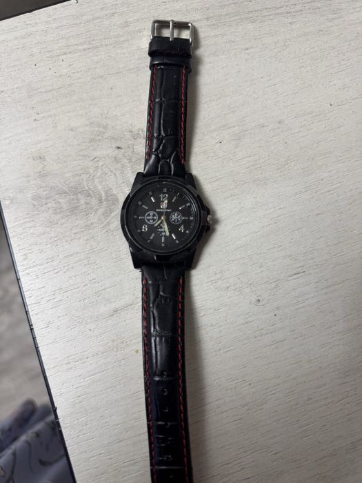 Часи Swiss Army  б/у, ремінь замінений на шкіру.