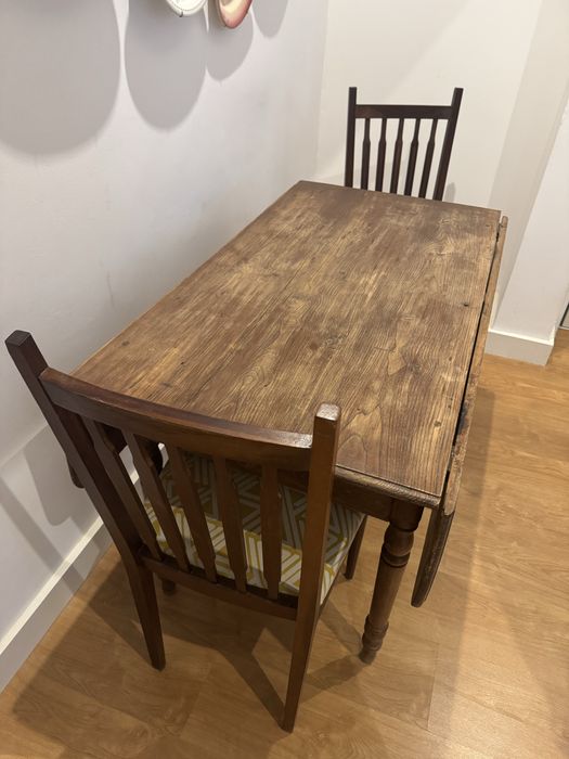 Conjunto mesa e cadeiras antigas