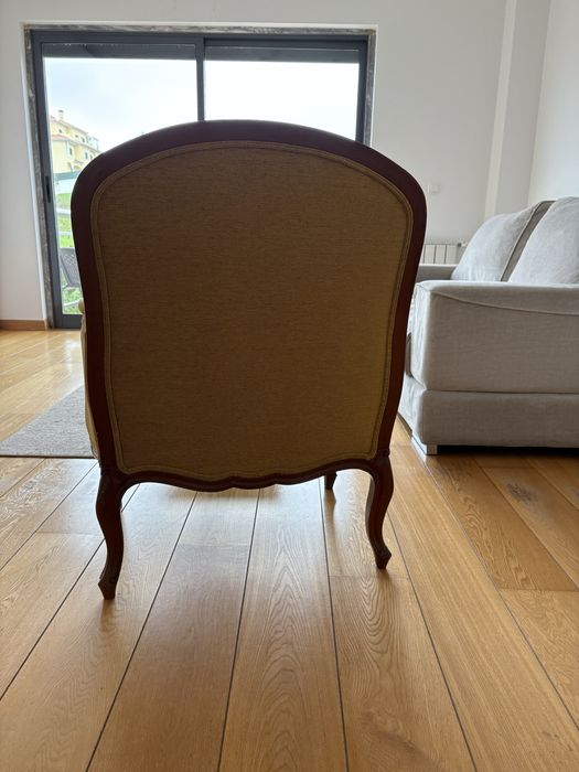 Cadeirão madeira e veludo amarelo