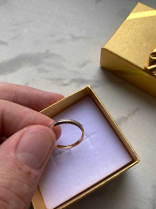 Золоте кольцо з діамантами