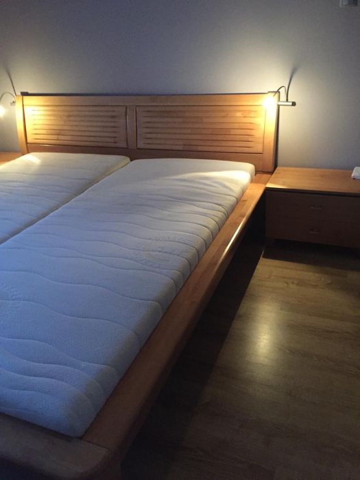 Łóżko dębowe, materac 180x200 cm, stoliki nocne, lampki