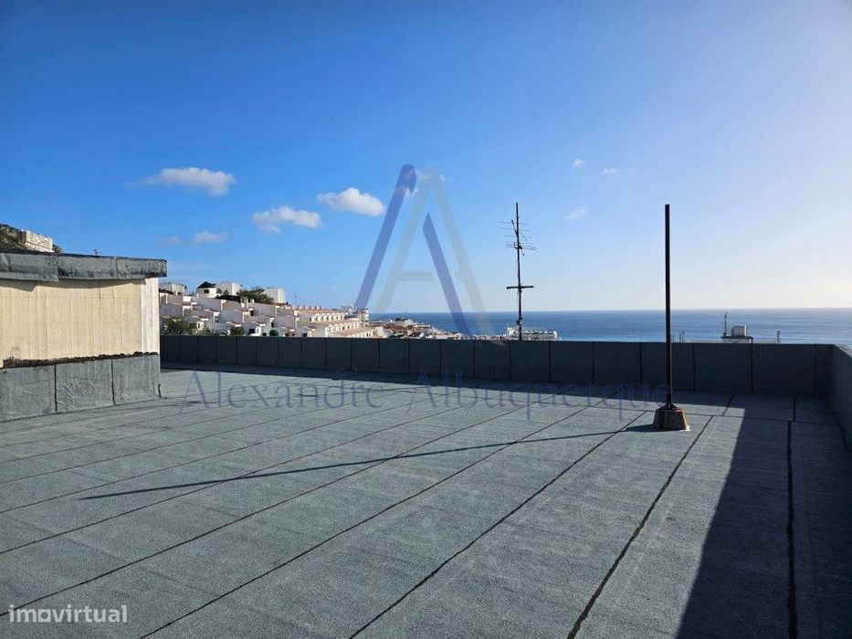 Apartamento T1 com Vista Mar e Terraço na Vila de Sesimbra!