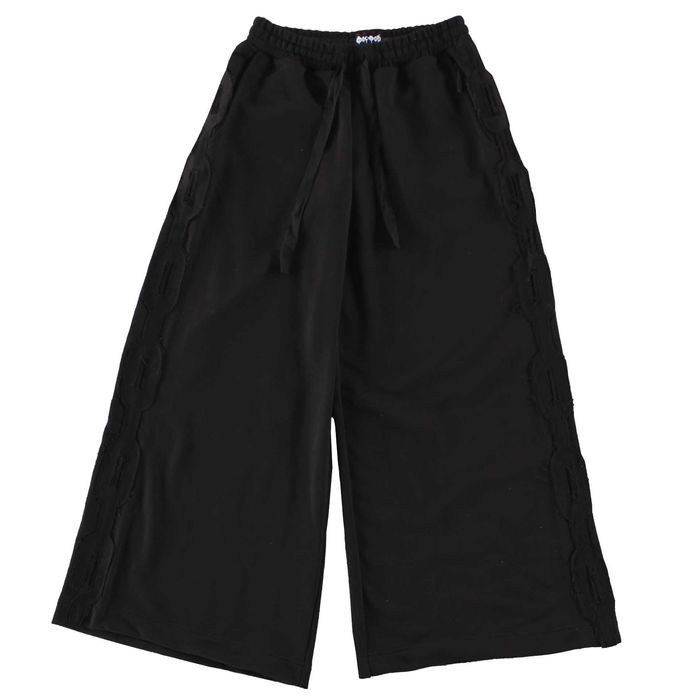 Черные широкие спортивки с глубокими карманами в разных цветах