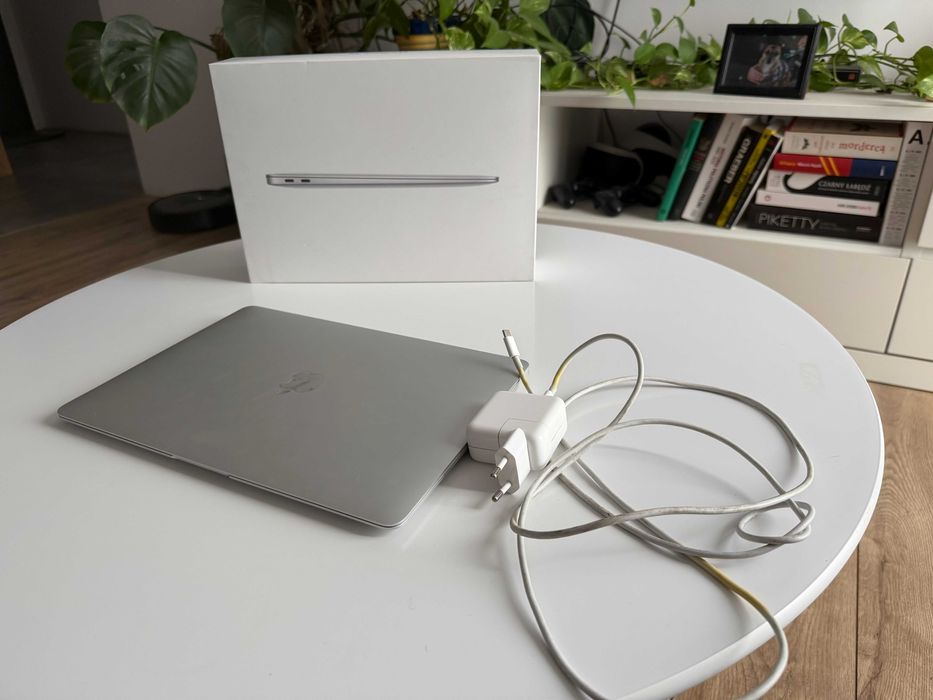 MacBook Air z chipem M1, 512 SSD i 8GM. W dobrym stanie i bez usterek
