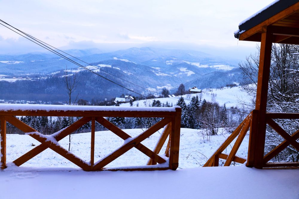 Drewniany domek w górach z tarasem na wynajem. PROMOCJA FERIE