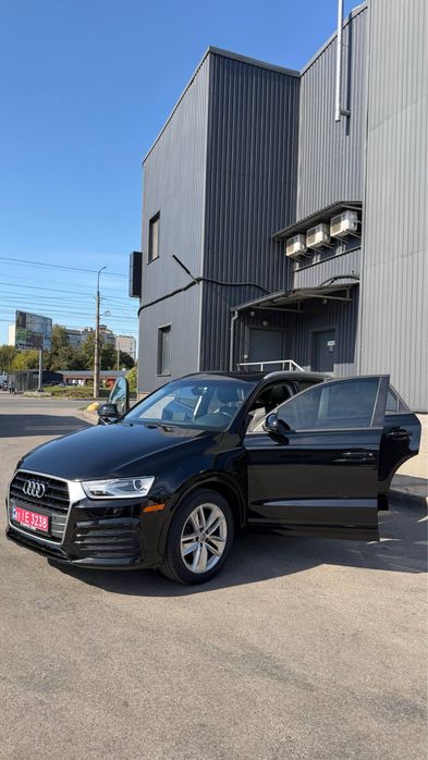 Продам Audi Q3 2017 року з надійним 2.0 бензиновим двигуном та повним приводом Quattro.