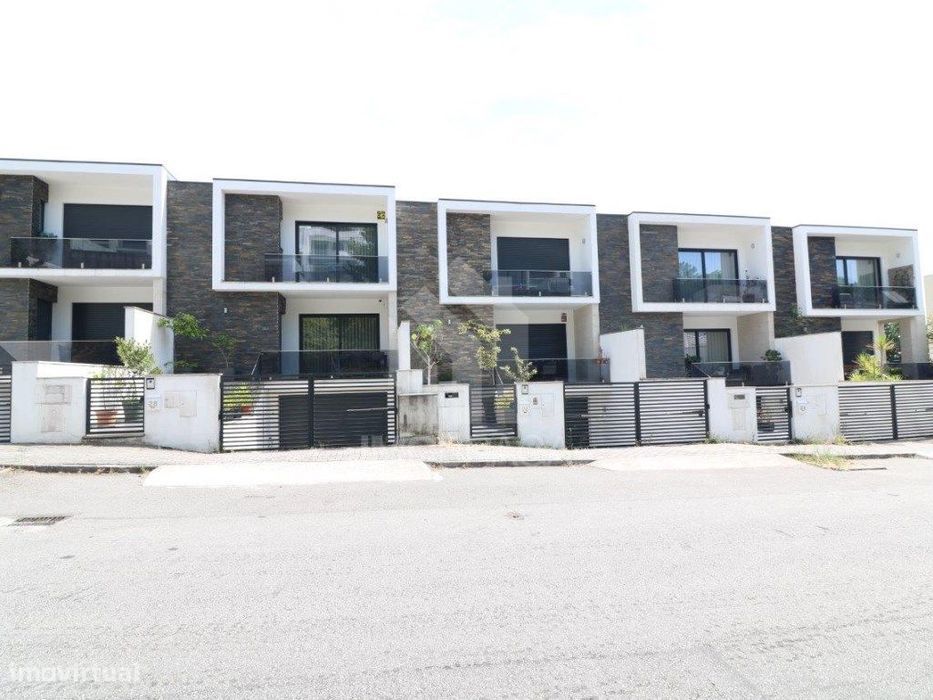 3-Bedroom Terraced House as New in Gualtar