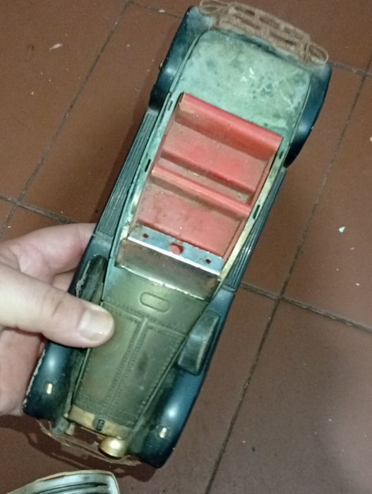 Carrinho Antigo para colecionadores a precisar reparação