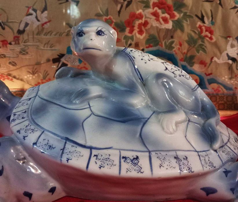 Bonita e grande escultura em Porcelana Chinesa, Tartaruga dando Boleia a Macaco. peça encontra-se em excelente estado, mede, 38,cm,x,20.cm,x,18,cm. .