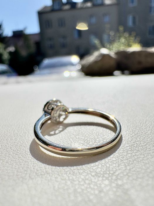 Złoty pierścionek z brylantami - próba 585 - 37 brylantów - 0,12 ct p.900