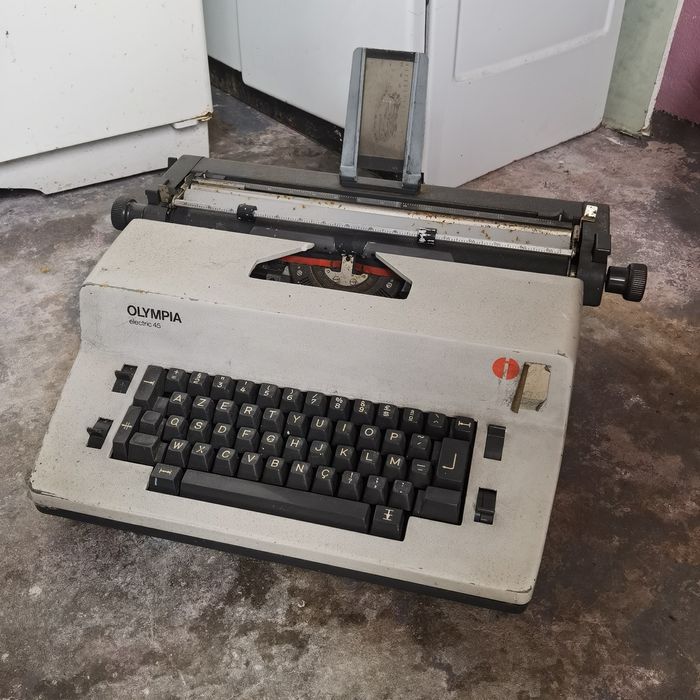 Máquina de escrever antiga Olimpia Elétric