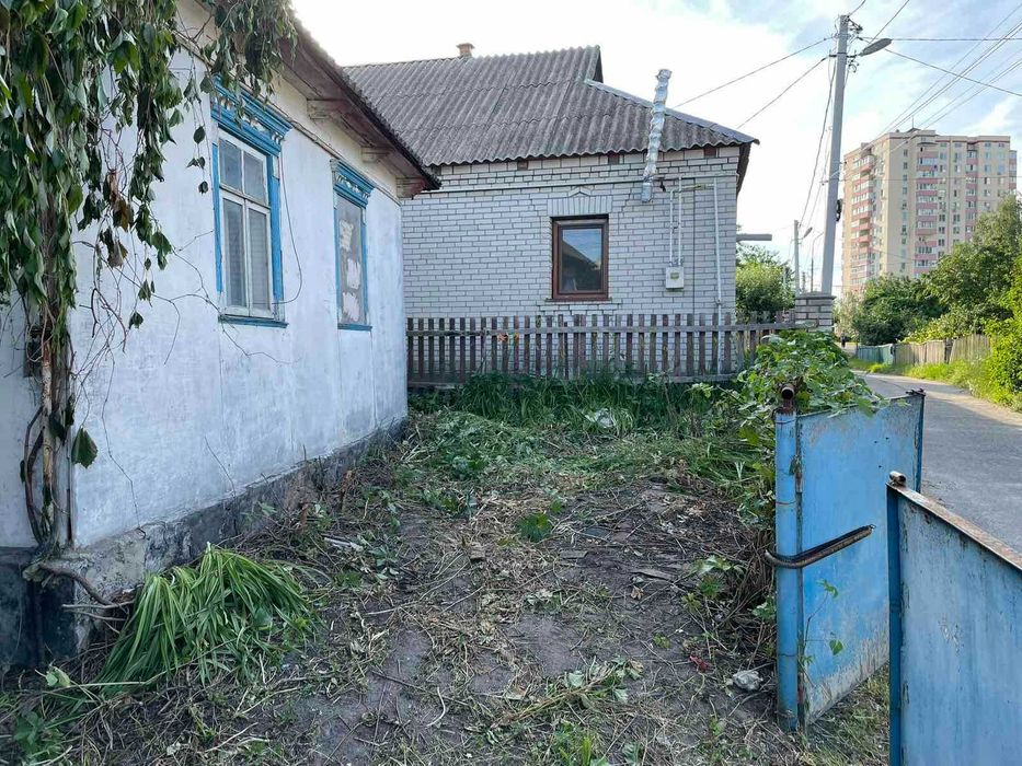 Пів будинку біля річки, вул. Шевченко