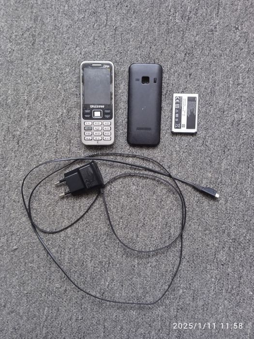 Кнопочний телефон Samsung