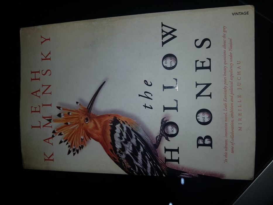 Livro The Hollow Bones de Leah Kaminsky em Inglês