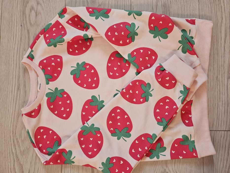 Komplet r. 134 bluza + spodnie dzwony w truskawki