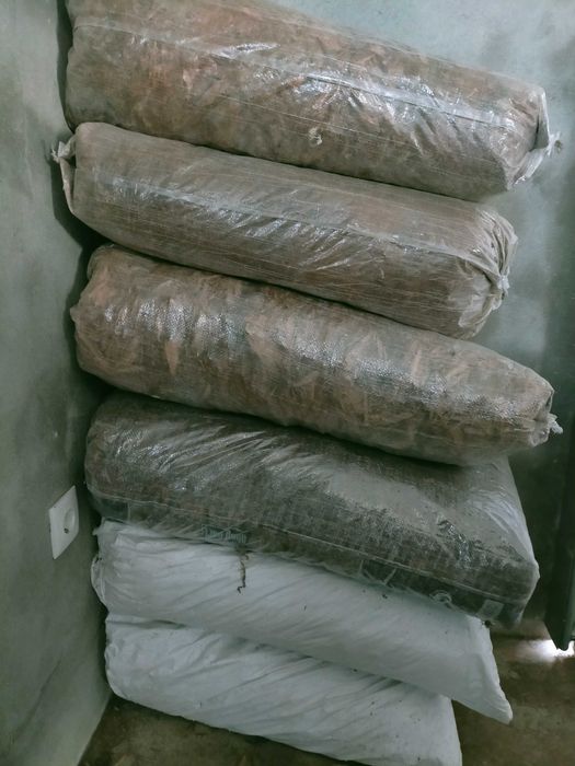 Sacas terra de toco de pinheiro sem misturas para suas flores