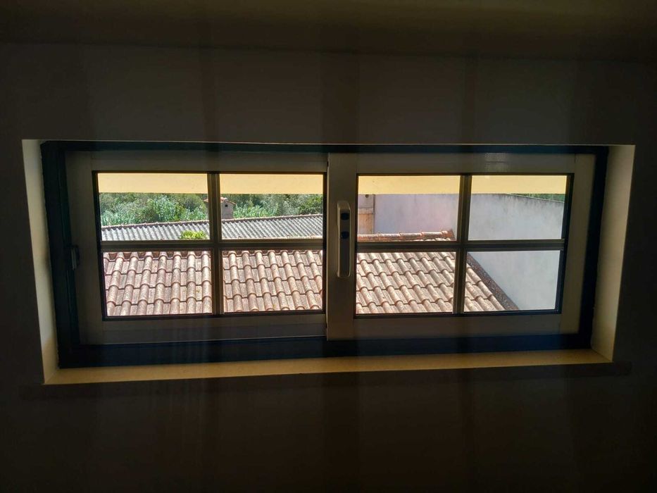 Conjunto de janelas e portadas para moradia