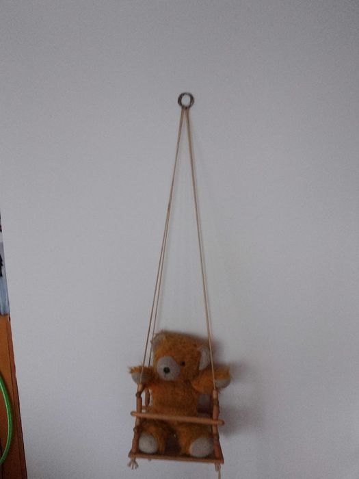 Drewniana huśtawka dla małego dziecka PRL