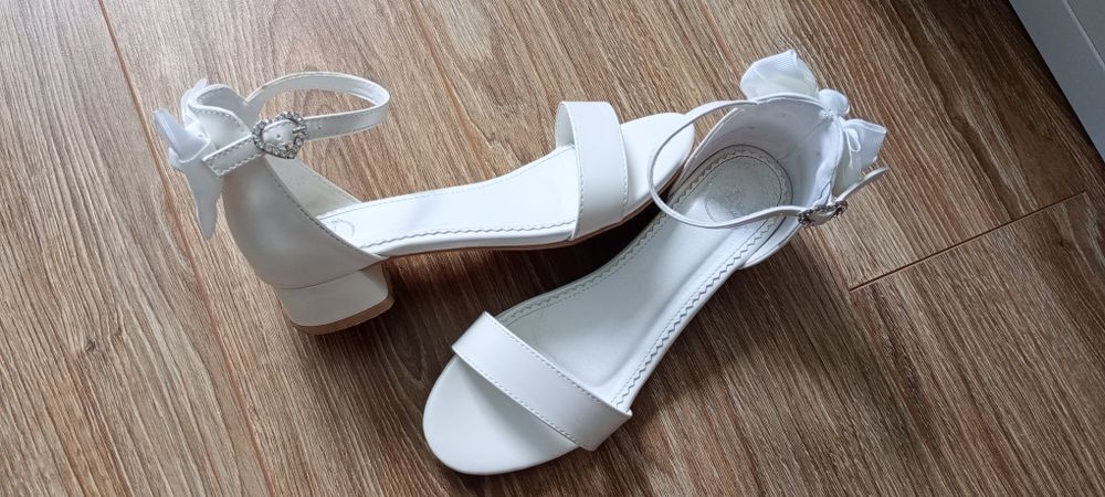 Białe sandałki Nelly blu 36 ccc