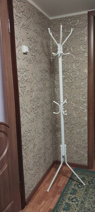 Вішак на підлогу.