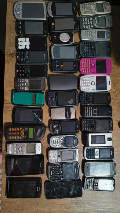 Kolekcja starych telefonów Nokia, Sony Ericsson, LG, Samsung i innych – 36 szt.