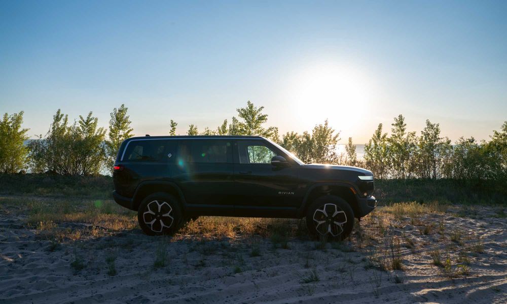 Rivian R1S Quad Motor 2023 — оренда для зйомок / кліпів / реклами / контенту