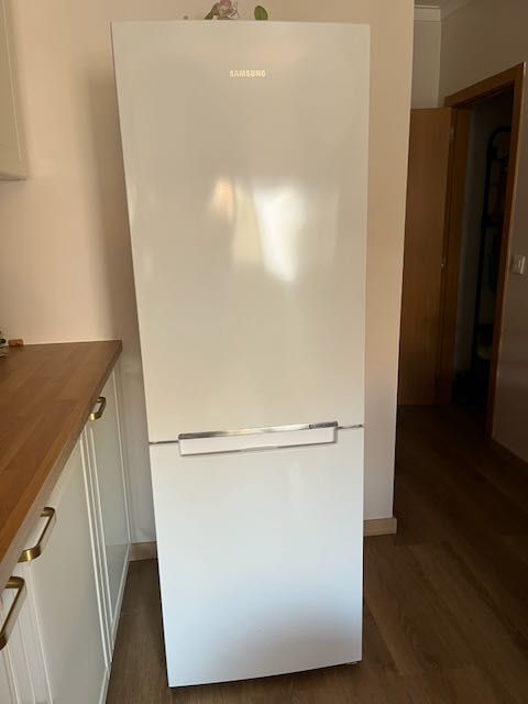 Frigorífico Combinado SAMSUNG (No Frost - 178 cm - 311 L - Branco)