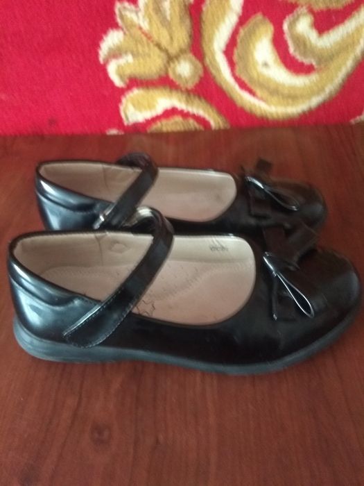 Продам лакові туфлі в хорошому стані