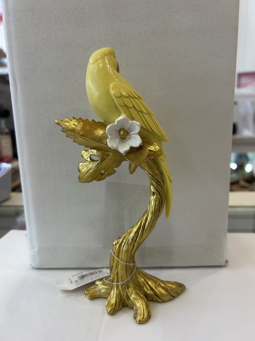 Estatueta Decorativa Papagaio / Catatua Amarela em Pedestal Dourado