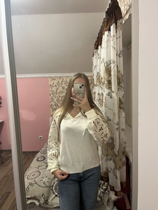 Кофтинка біла з мереживними рукавами