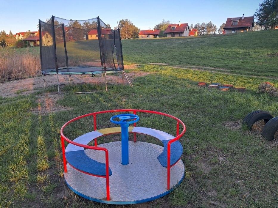Przytulny domek z pomostami , plażą, placem zabaw