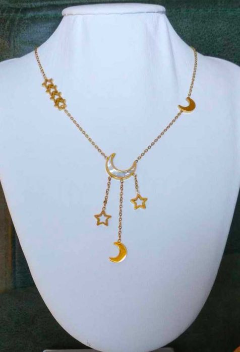 Colar Aço Dourado c/ Estrelas e Lua em Madreperola NOVO