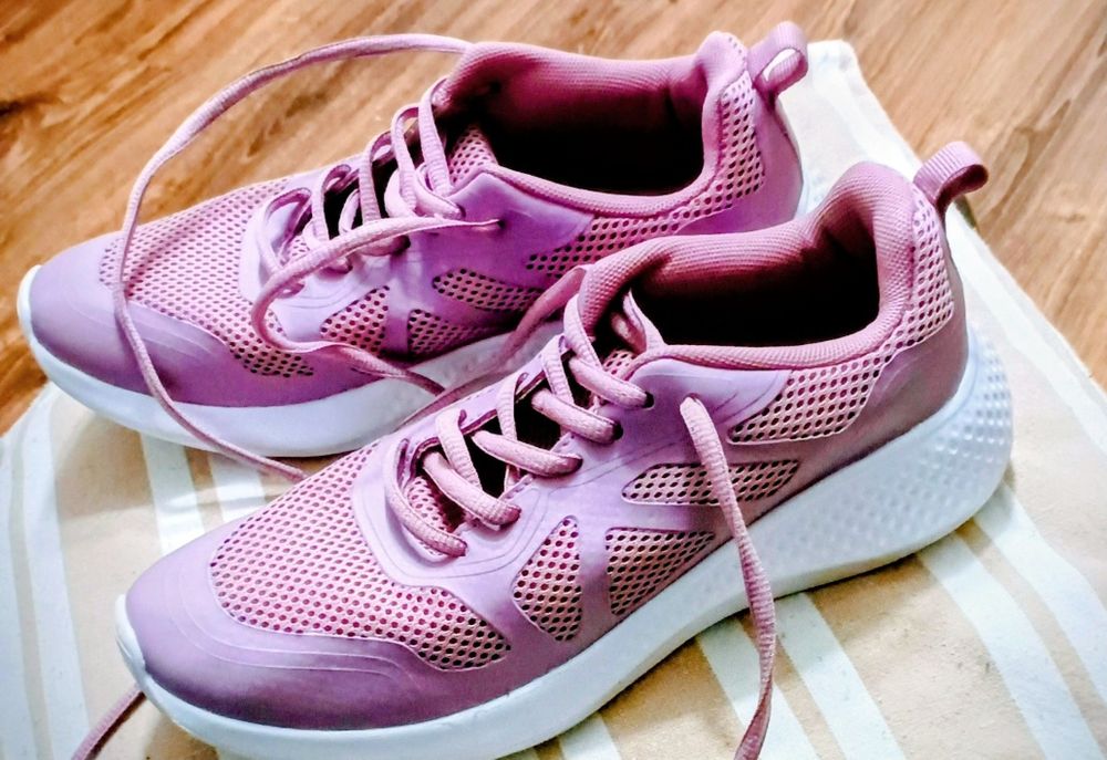 Ładne buty sportowe w kolorze lila.