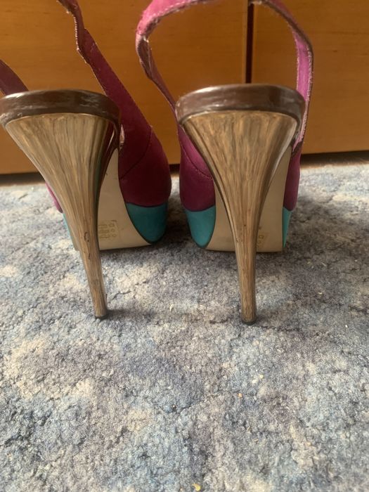 Босоніжки шкіряні.