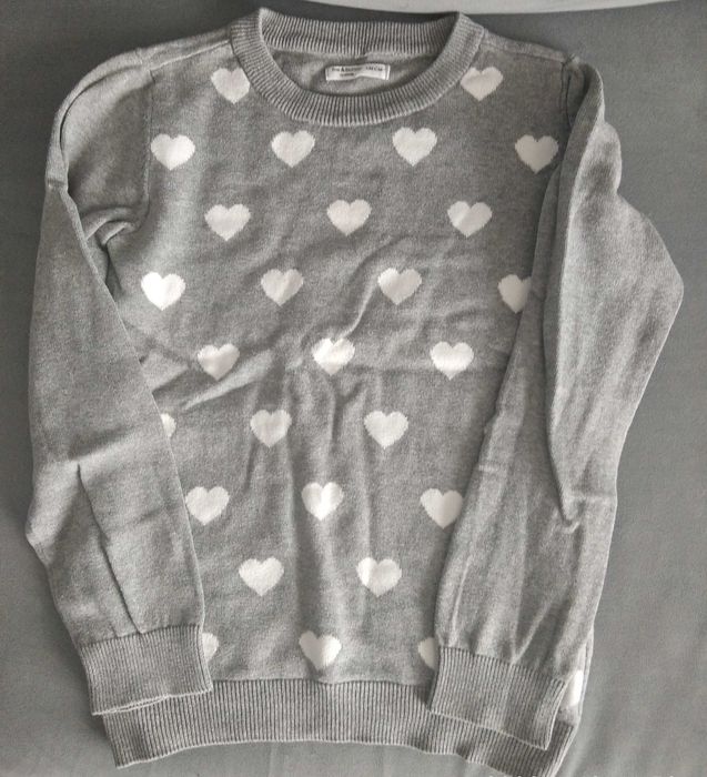 Sweterek w serduszka 128/134 Sinsay