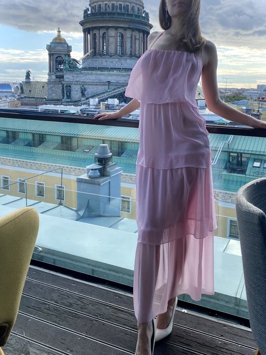 Нежное розовое платье Stradivarius