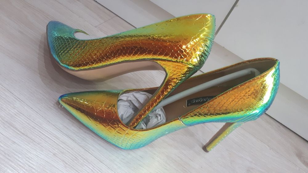 Piękne szpilki kameleon