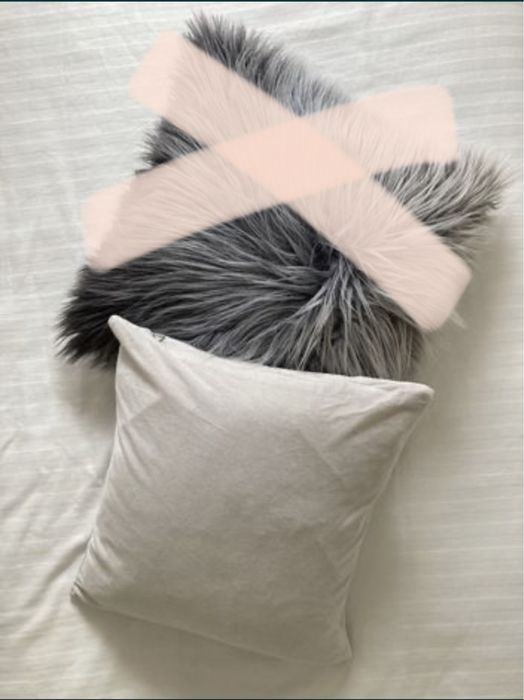 Almofada decorativa em cinza claro em veludo