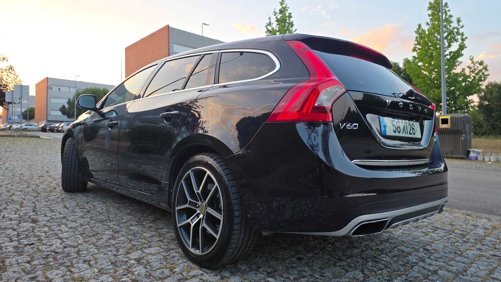 Volvo V60 D6 2.4 Plug-In Hybrid Summum – Full Extras – Estado Impecável