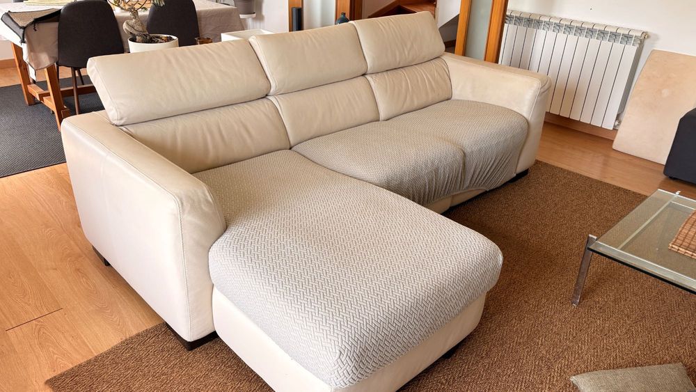 Sofá couro com chaise lounge e canto reclinado