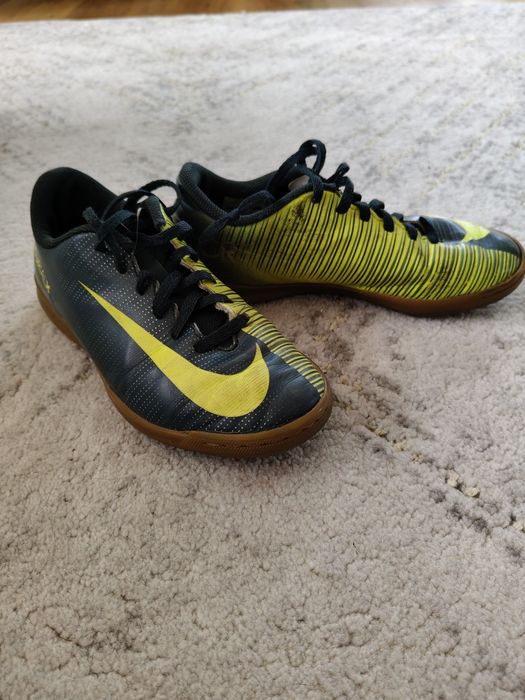 Buty piłkarskie Nike 35 halówki dziecięce