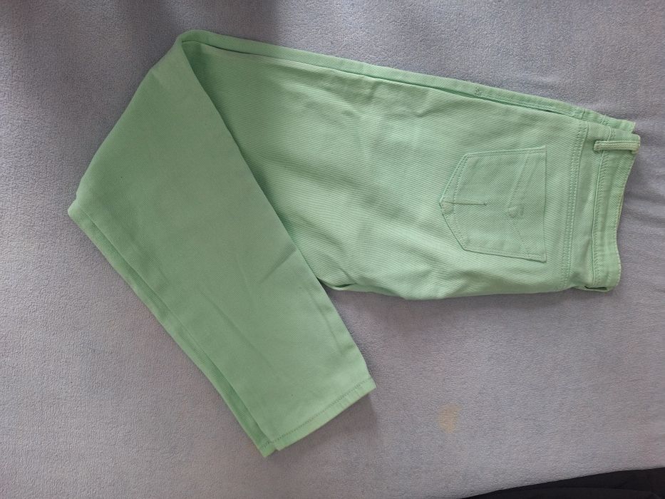 Damskie spodnie dżinsowe.