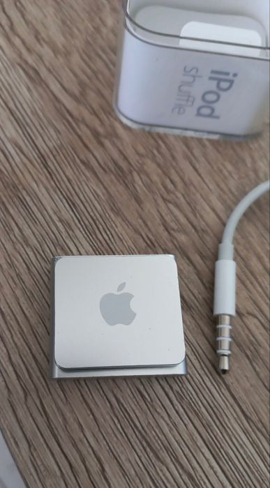 Apple iPod Shuffle 4th Generation Silver (2GB)A1373