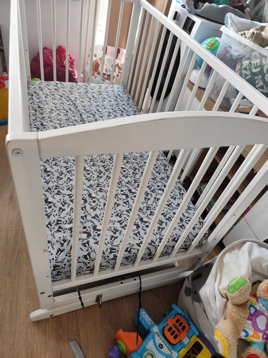 Łóżeczko dziecięce z bujaniem i materacem