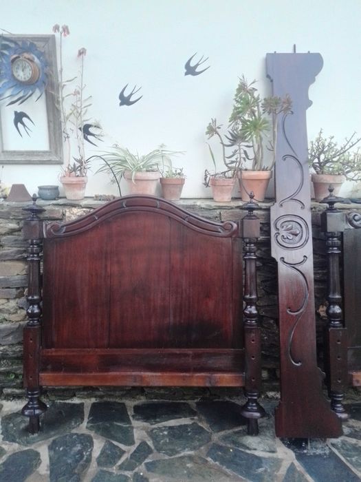 Cama romântica individual antiga