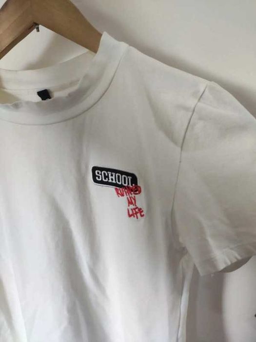 Biała bluzka z naszywką