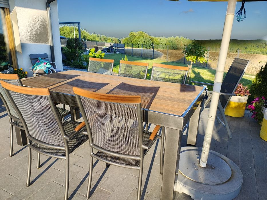 Solidny stół ogrodowy